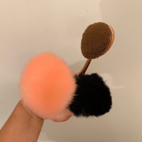 6 assorted makeup brushes & cleaning pad - Picture 2 of 4